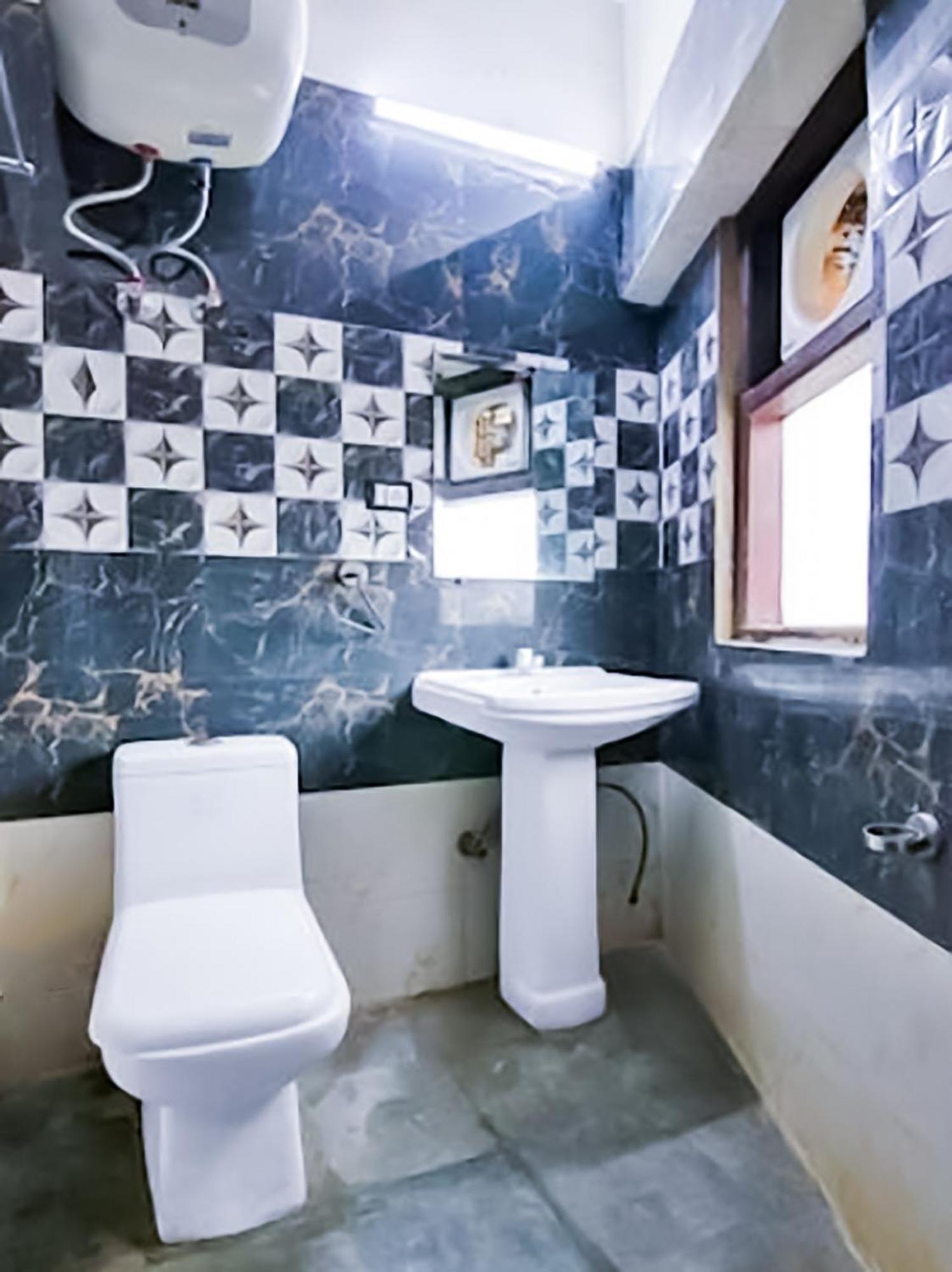 Hotel Near Nizamuddin Railway Station