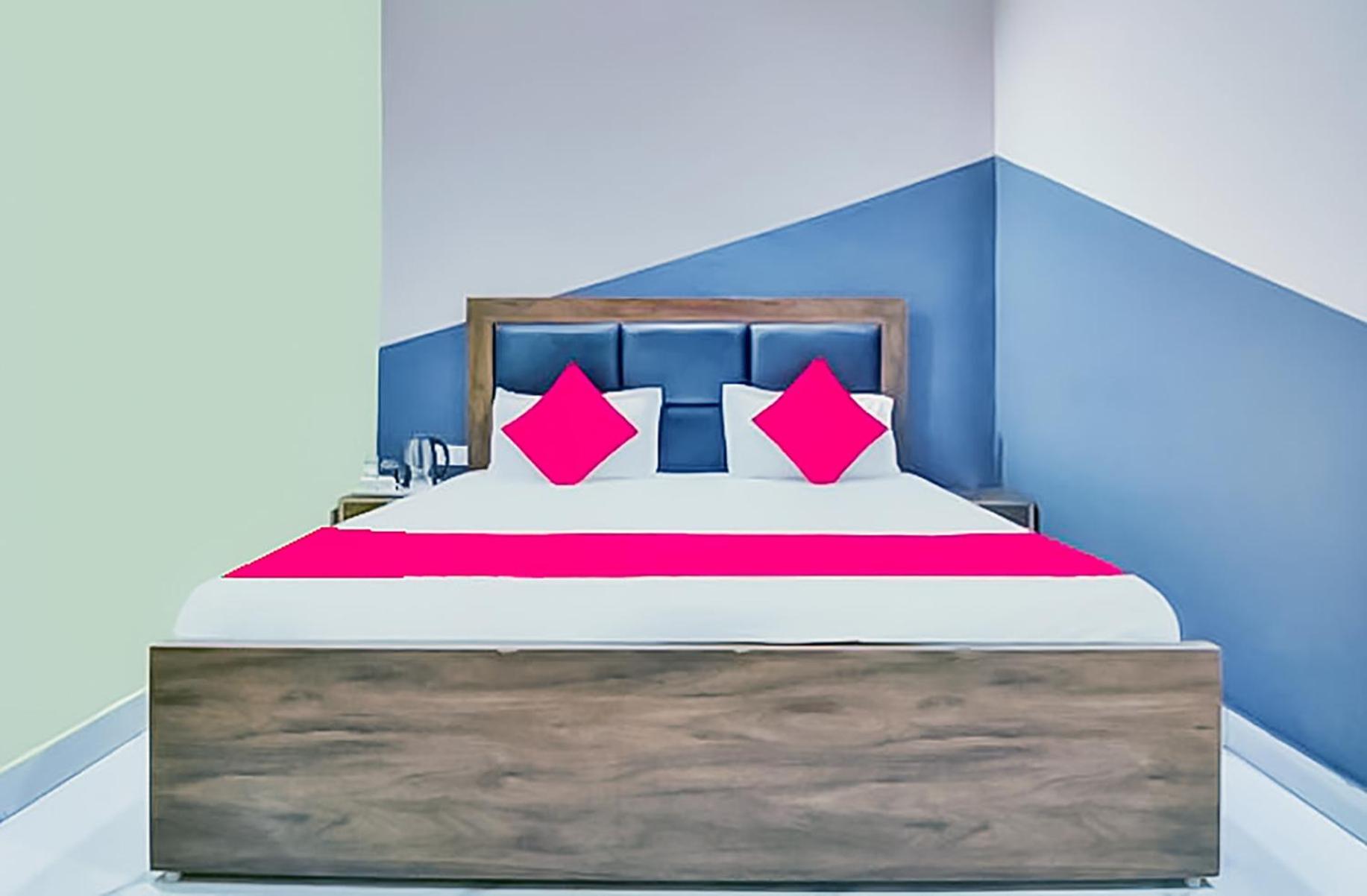 Near Nizamuddin Railway Station Hotel 3*
