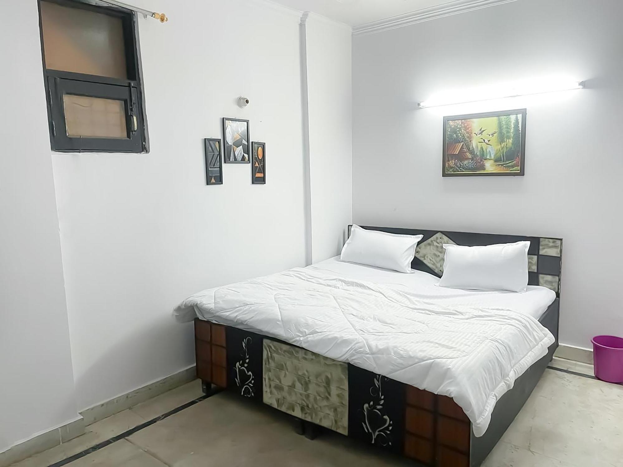 Near Nizamuddin Railway Station Hotel 3*